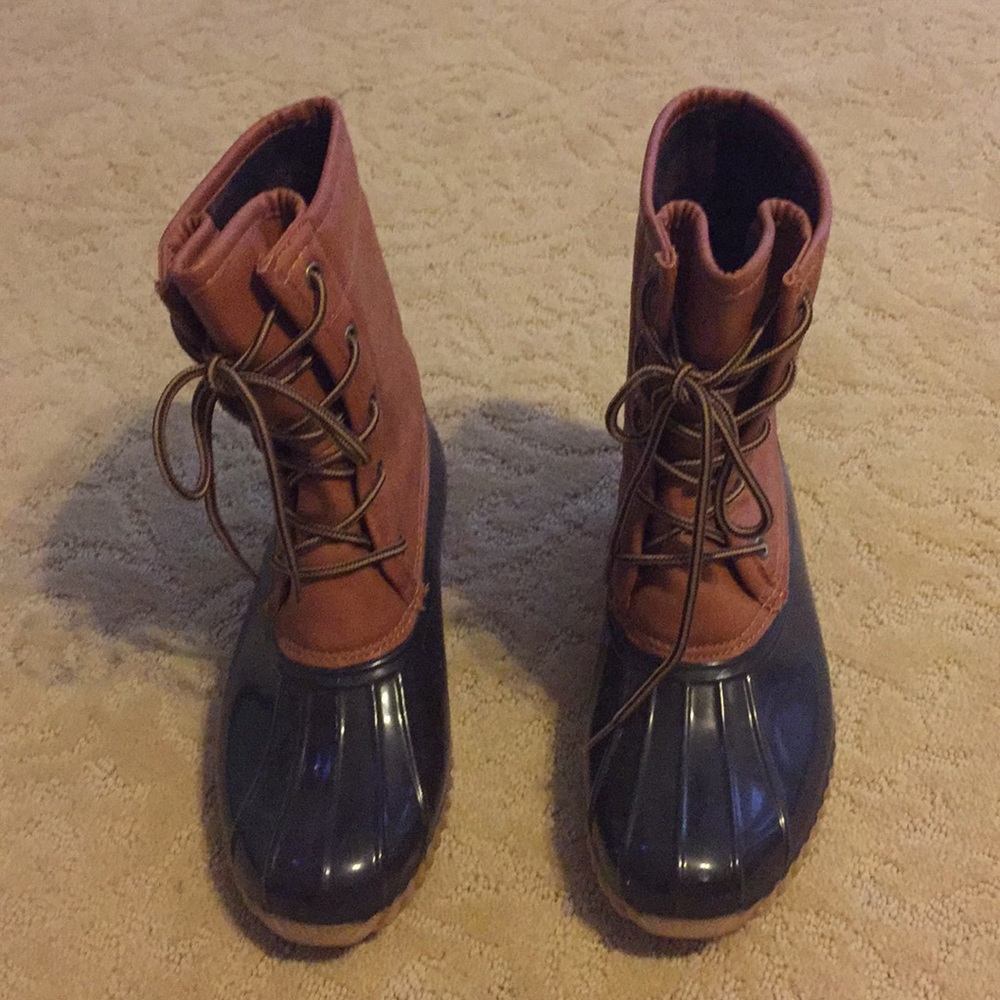 Duck boots size 7